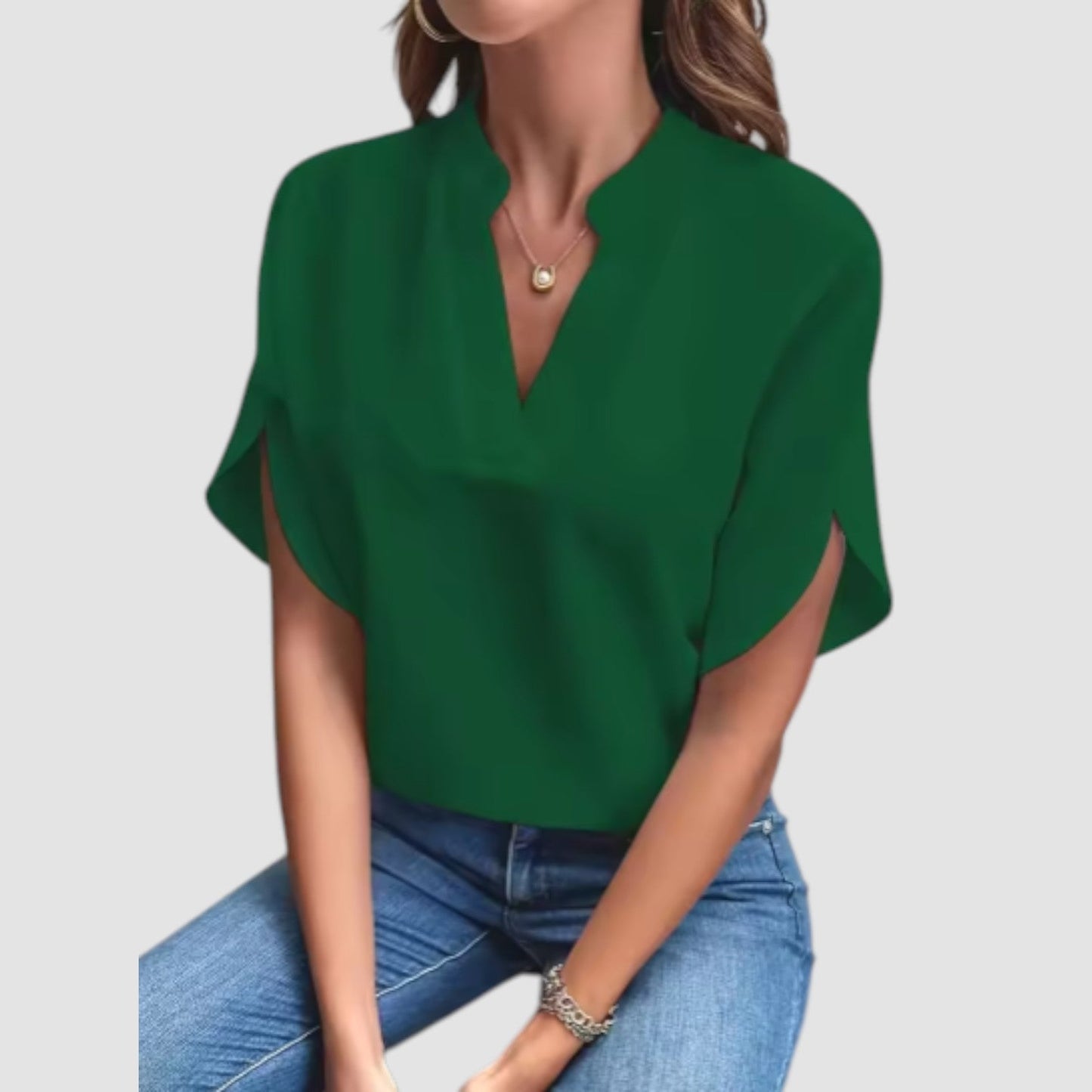 Mira™ | Malin – V-ringad topp i mjukt tyg och feminin ton